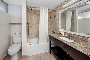 Best Western Plus Yacht Harbor Inn