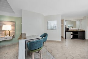 Best Western Plus Yacht Harbor Inn