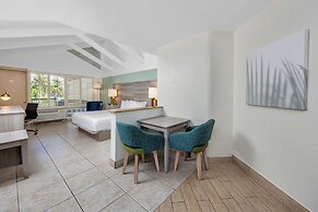 Best Western Plus Yacht Harbor Inn