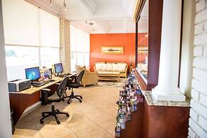 Best Western Plus Yacht Harbor Inn