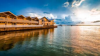 Best Western Plus Yacht Harbor Inn