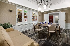 The Algonquin Hotel Times Square, Autograph Collection