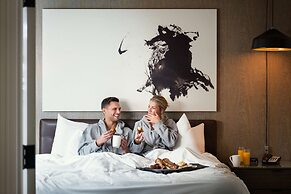 The Logan Philadelphia, Curio Collection by Hilton