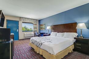 Econo Lodge Inn & Suites