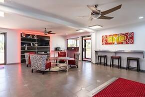 Econo Lodge Inn & Suites