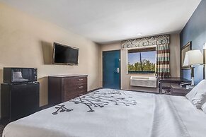 Econo Lodge Inn & Suites
