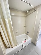 Econo Lodge Inn & Suites