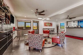 Econo Lodge Inn & Suites