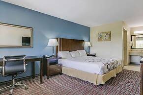 Econo Lodge Inn & Suites