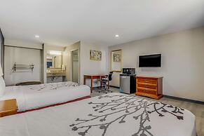 Econo Lodge Inn & Suites