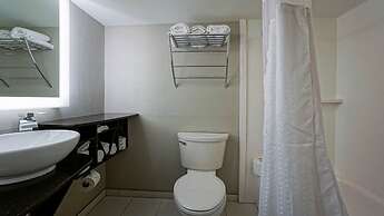Holiday Inn Manhattan at the Campus by IHG