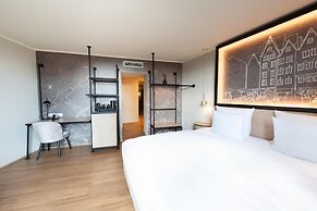 Wasserturm Hotel Cologne, Curio Collection by Hilton