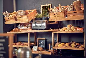 Wasserturm Hotel Cologne, Curio Collection by Hilton