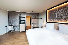 Wasserturm Hotel Cologne, Curio Collection by Hilton