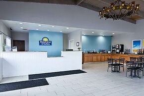 Days Inn & Suites by Wyndham Santa Rosa