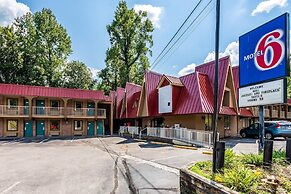 Motel 6 Gatlinburg, TN - Smoky Mountains