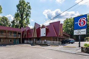Motel 6 Gatlinburg, TN - Smoky Mountains