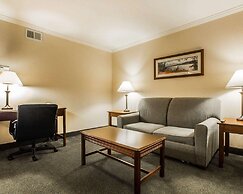 Clarion Inn & Suites at the Outlets of Lake George