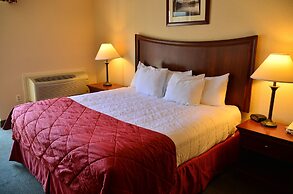 Clarion Inn & Suites at the Outlets of Lake George