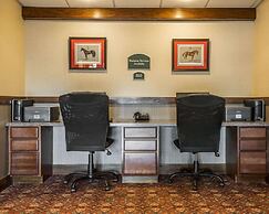 Clarion Inn & Suites at the Outlets of Lake George