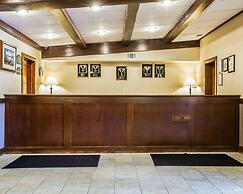 Clarion Inn & Suites at the Outlets of Lake George