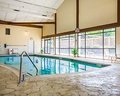 Clarion Inn & Suites at the Outlets of Lake George