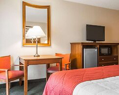 Clarion Inn & Suites at the Outlets of Lake George