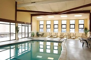 Clarion Inn & Suites at the Outlets of Lake George