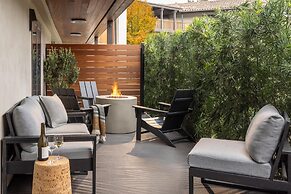 Casa Mani Resort Napa Valley, Curio Collection by Hilton