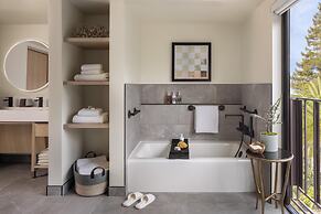 Casa Mani Resort Napa Valley, Curio Collection by Hilton