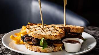 Holiday Inn Sydney Potts Point by IHG