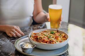 Holiday Inn Sydney Potts Point by IHG