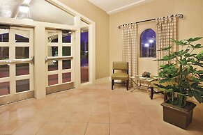 Howard Johnson by Wyndham Columbus Fort Moore