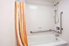 Howard Johnson by Wyndham Columbus Fort Moore