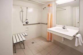 Howard Johnson by Wyndham Columbus Fort Moore