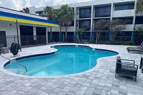 Days Inn & Suites by Wyndham Orlando Airport