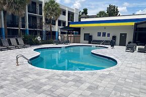 Days Inn & Suites by Wyndham Orlando Airport