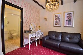 The Roundabout Hotel