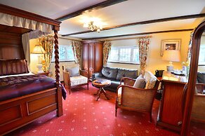 The Roundabout Hotel