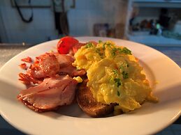 Riverbank Park Motel