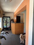 Riverbank Park Motel