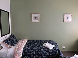 Riverbank Park Motel