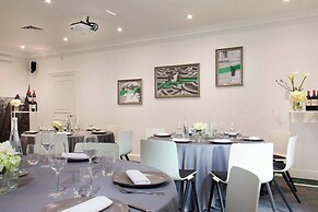 Renaissance Paris Nobel Tour Eiffel Hotel