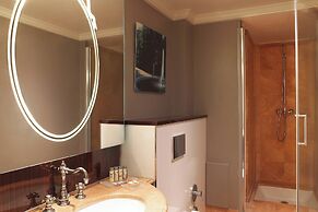 Renaissance Paris Nobel Tour Eiffel Hotel