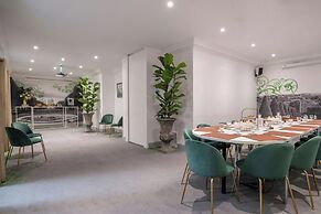 Renaissance Paris Nobel Tour Eiffel Hotel