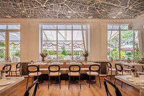 Renaissance Paris Nobel Tour Eiffel Hotel