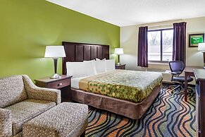 Econo Lodge Inn & Suites