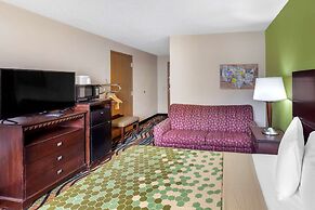 Econo Lodge Inn & Suites