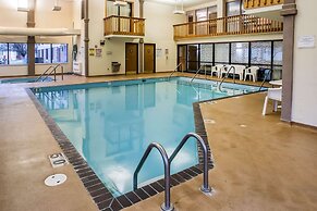Econo Lodge Inn & Suites