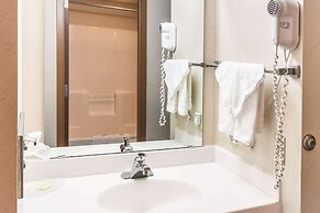 Econo Lodge Inn & Suites
